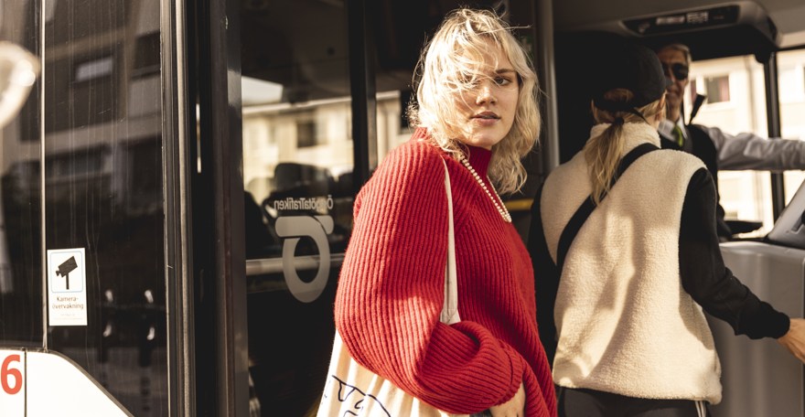 Ung tjej p&aring; v&auml;g att stiga ombord p&aring; buss.