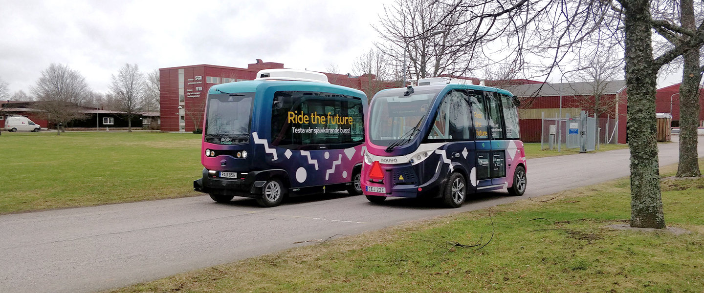 Två självkörande bussar på en väg på campus Valla